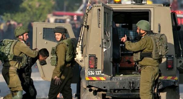 الاحتلال الإسرائيلي يعتقل 15 فلسطينيا من الضفة الغربية بينهم صحفي