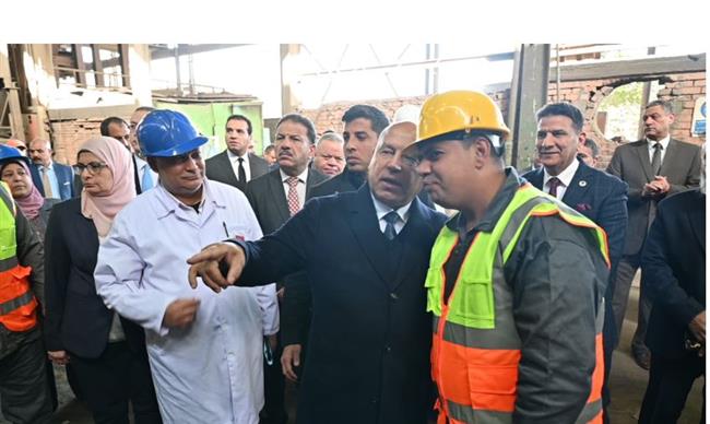 وزير الصناعة يتفقد سير العمل وخطوط الإنتاج بشركة النصر للمسبوكات 