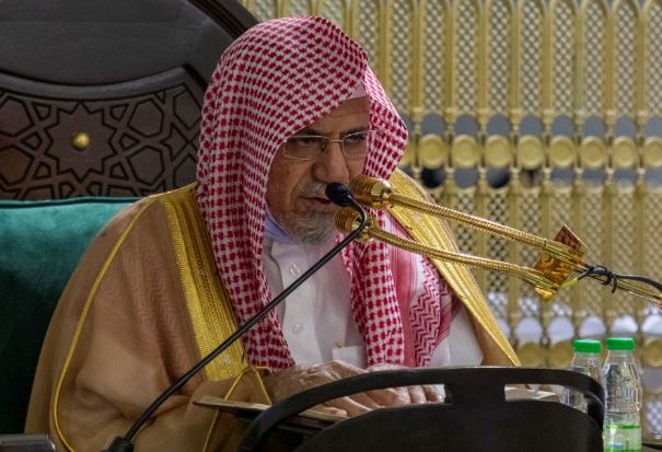 خطيب المسجد الحرام  : السباق إلى الله بالقلوب والأعمال