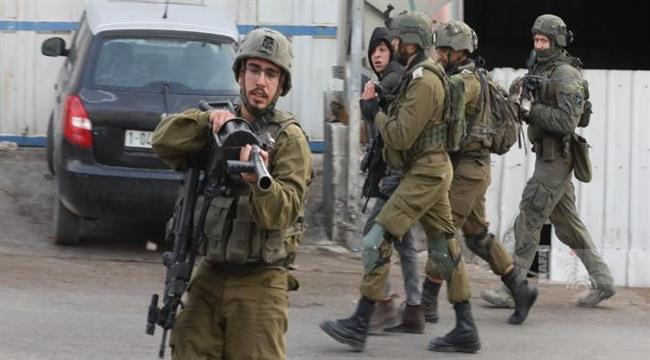 الاحتلال الاسرائيلي يقتحم بلدة "عزون" شرق قلقيلية ويفتش منازل الفلسطينيين