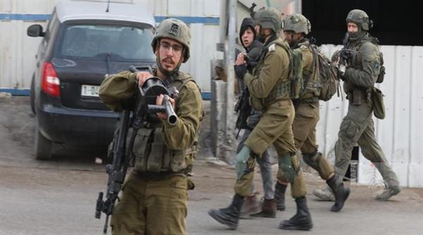 الاحتلال الاسرائيلي يقتحم بلدة "عزون" شرق قلقيلية ويفتش منازل الفلسطينيين