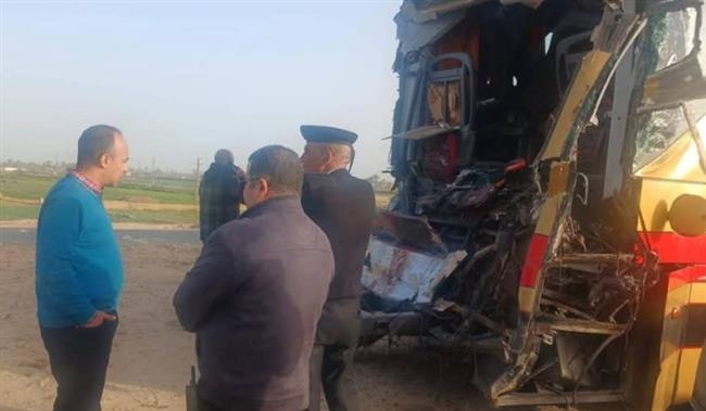 بالأسماء والصور.. 3 وفيات و12 مصابا إثر تصادم أتوبيس وسيارة نقل بالمنيا