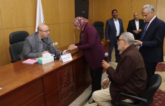 محافظ بني سويف يتابع شكاوى المواطنين خلال اللقاء الأسبوعي