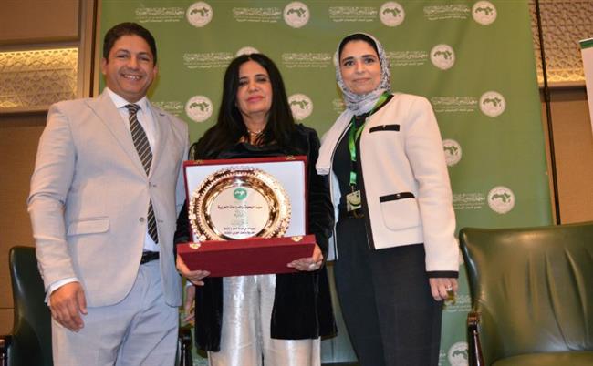 تكريم نجاة امرابي لتسليطها الضوء على آفاق جديدة للأمن الفكري العربي