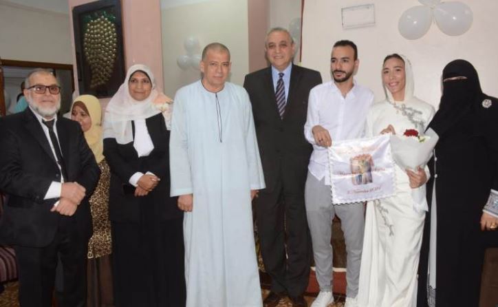 محافظ الغربية يشهد على عقد قران عروسين من الأيتام ويهديهم كافة المفروشات