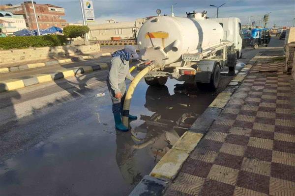 متابعة جهود كسح مياه الأمطار من شوارع مصيف بلطيم