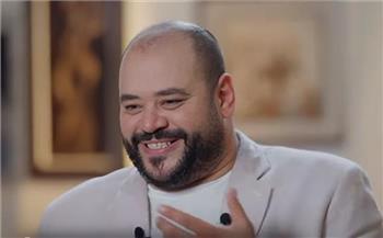   محمد ممدوح يصف منى زكي بـ"المرعبة"