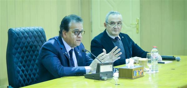وزير الصحة يعقد اجتماعا مع الأطباء والفرق الطبية بمعاهد التغذية والسكر والكبد