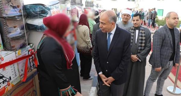 ضمن "بداية ".. محافظ المنيا يسلم أجهزة كهربائية لـ 15 عروسا