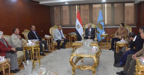 محافظ الغربية يناقش مشروعات "الوطنية للمقاولات"