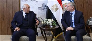   مباحثات مشتركة بين وزير البترول ومحافظ الوادى الجديد حول سبل التعاون بينهما 