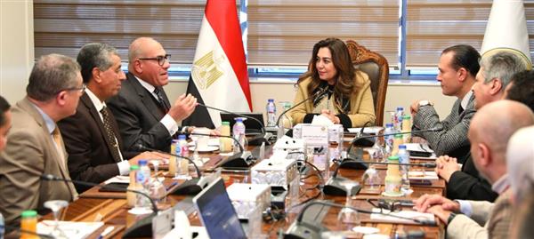 وزيرة التنمية المحلية ورئيس العربية للتصنيع يشهدان توقيع عقد تطوير 9 جراجات بمنظومة المخلفات الصلبة