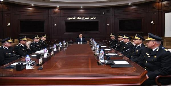 وزير الداخلية يبحث مع قيادات الوزراة الاستراتيجية الأمنية  وتأمين احتفالات العام الجديد