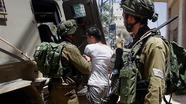 قوات الاحتلال تعتقل 6 فلسطينيين من مخيم عقبة جبر