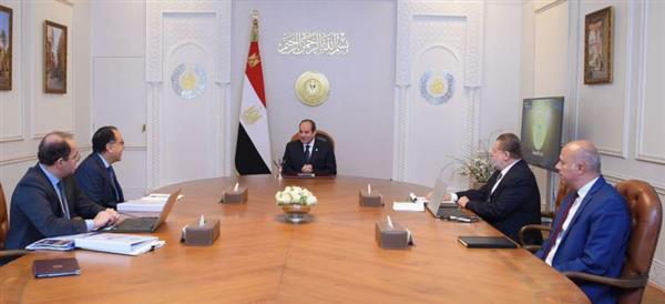 الرئيس السيسي يجتمع مع مدبولي ومحافظ البنك المركزي ووزير المالية