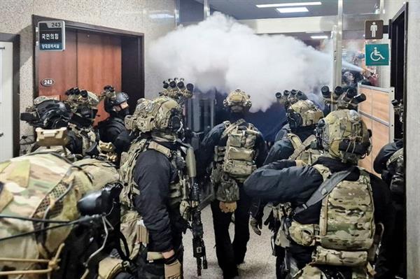 أكبر اتحاد للعمّال في كوريا الجنوبية يدعو لإضراب عام مفتوح لحين استقالة الرئيس