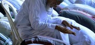 ما الوضع الصحيح للكرسي أثناء صلاة الجماعة.. وكيفية أدائها؟