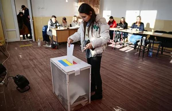 الولايات المتحدة تدعو إلى تحقيق في تدخل أجنبي محتمل في الانتخابات الرئاسية الرومانية