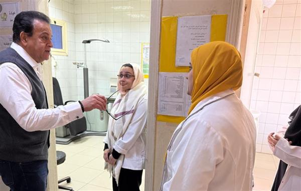 في زيارة مفاجئة.. وزير الصحة يعفي مديرة مركز طب أسرة الشيراتون من منصبها
