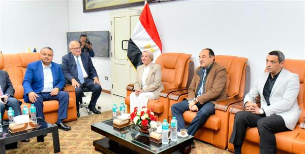 وزيرا قطاع الأعمال والبيئة يعقدان لقاء موسعا مع محافظ السويس