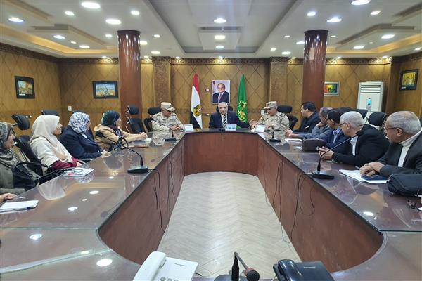مدير"تعليم القليوبية" يناقش تطبيق نظام التأسيس العسكري بالمدارس الثانوية