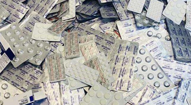 جمارك مطار برج العرب تحبط محاولة تهريب كمية من الأدوية
