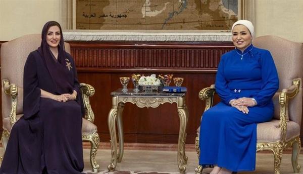 قرينة السيسي تعبر عن سعادتها بلقاء حرم سلطان عمان