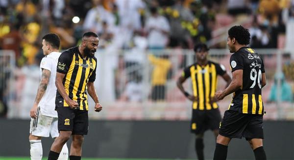 الدوري السعودي .. اتحاد جدة يعزز صدارته بفوزه القاتل على النصر