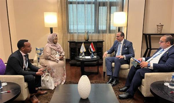 رئيس هيئة الرعاية الصحية يلتقي وزيرة الصحة الصومالية