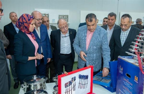 وزير الدولة للإنتاج الحربي يتفقد أحد منافذ بيع المنتجات بعد أيام من إطلاق منافذ متنقلة