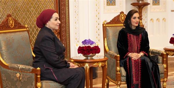 السيدة انتصار السيسي وقرينة سلطان عُمان يعقدان لقاء ودي بقصر العلم العامر