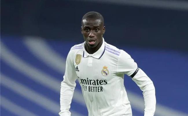صحيفة إسبانية: ميندي يغيب عن ريال مدريد 3 أسابيع للإصابة