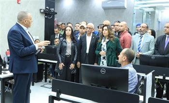   وزيرة التنمية المحلية تتفقد مركز السيطرة للشبكة الوطنية للطوارئ العامة بشمال سيناء