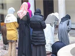 ضوابط صلاة المرأة في الأماكن العامة؟