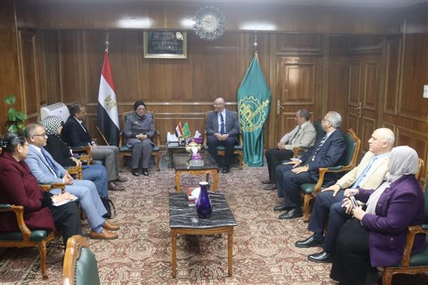 محافظ القليوبية يستقبل وفد مبادرة رئيس الجمهورية للكشف المبكر عن الأورام