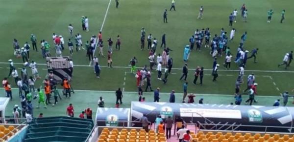 الكاف يحقق في الاشتباكات خلال مباراة "اتحاد الجزائر" و"جيراف"السنغالي