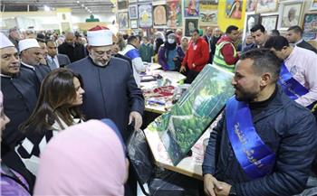   وزيرة الهجرة تتفقد جناح الأزهر بمعرض الكتاب