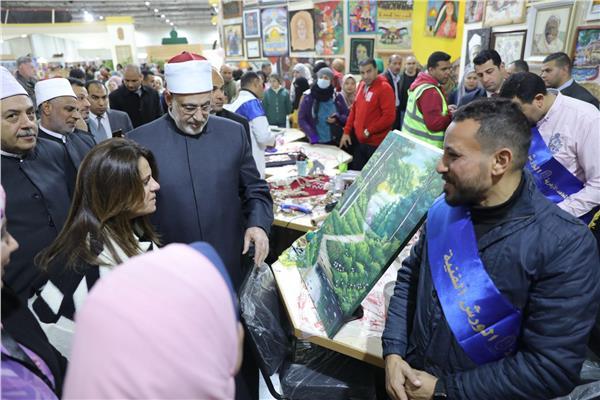 وزيرة الهجرة تتفقد جناح الأزهر بمعرض الكتاب