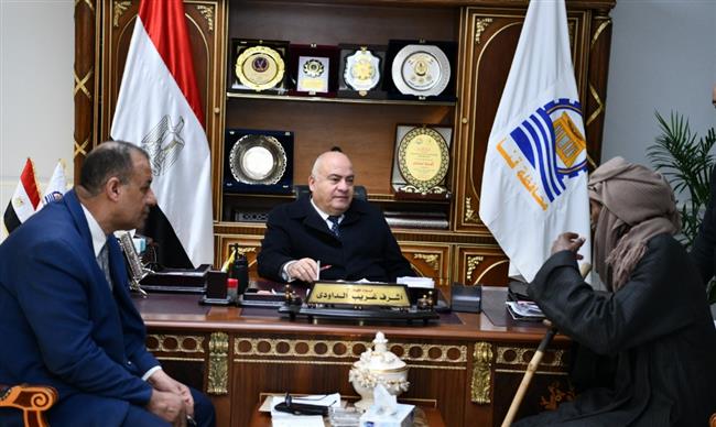 محافظ قنا يواصل استقبال المواطنين بمكتبه لبحث شكواهم