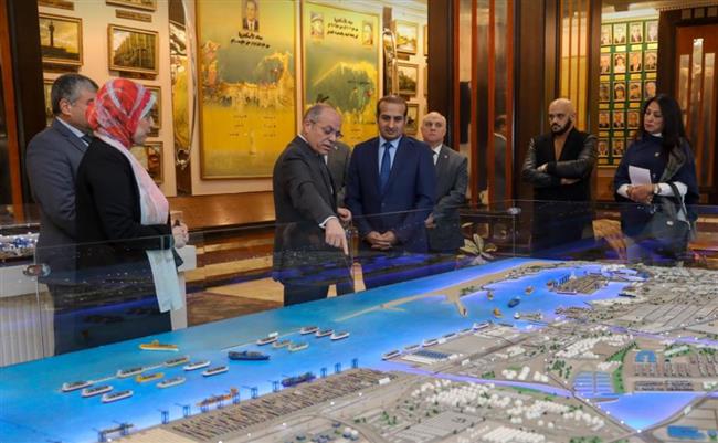 الهويشان في زيارة لميناء الإسكندرية