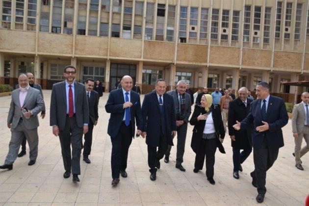 رئيس جامعة الإسكندرية يتفقد سير العملية التعليمية في بداية الدراسة بـ الفصل الدراسي الثاني