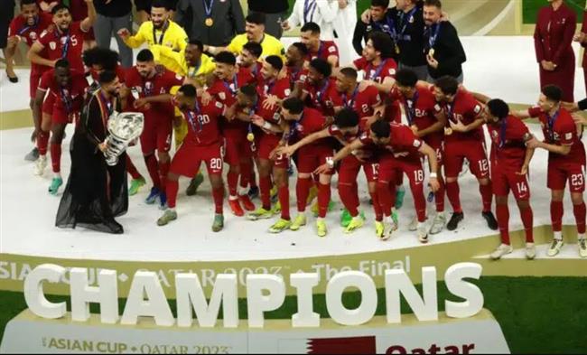 على طريقة ميسي .. "الهيدوس" يرفع كأس آسيا بـ البشت القطري