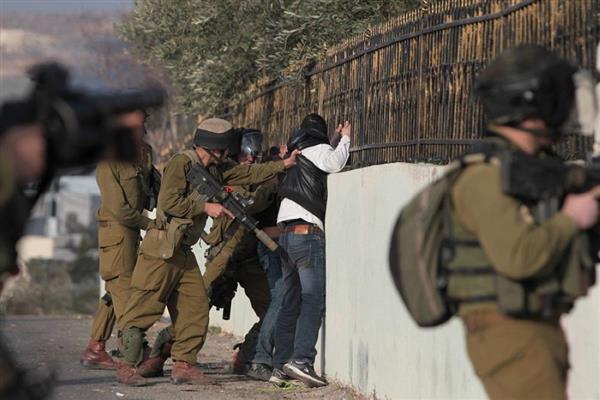 الاحتلال الإسرائيلي يعتقل 14 فلسطينيا في الخليل بالضفة الغربية