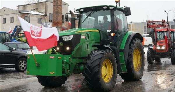 بولندا تتعهد بمناقشة مطالب المزارعين وتطالبهم بإنهاء الاحتجاجات الواسعة