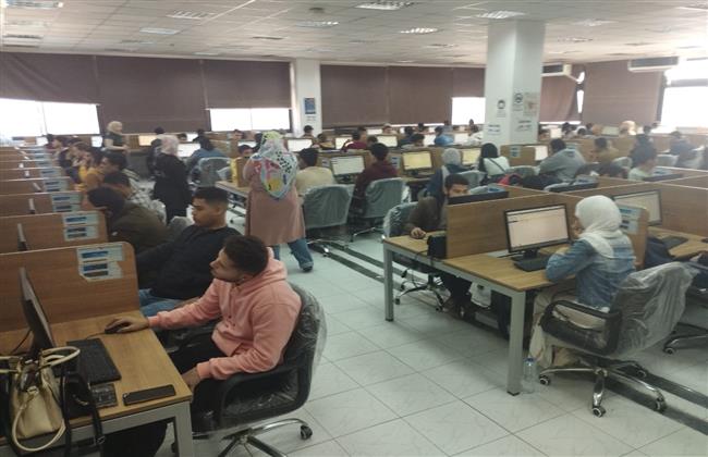 طلاب الفرقة الأولى جامعة الإسماعيلية الجديدة الأهلية يواصلون امتحانات الفصل الدراسي الأول