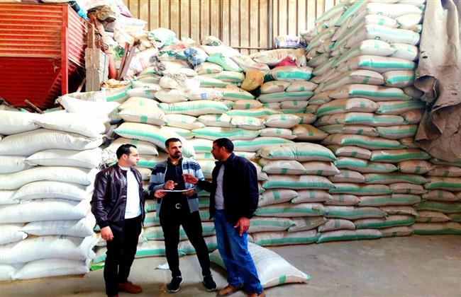 ضبط 85 طن أعلاف مجهولة المصدر داخل مصنع بدون ترخيص بـ إيتاي البارود