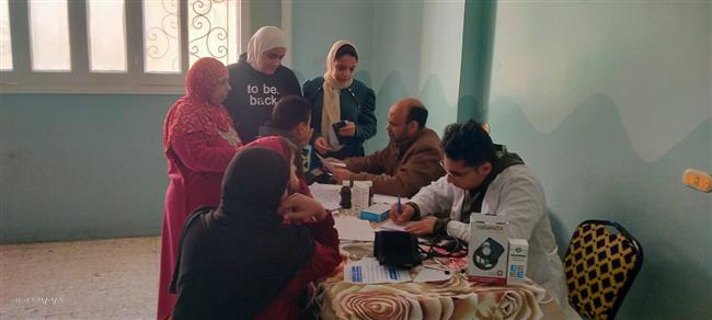 البحيرة .. الكشف على 1230 مواطن خلال قافلة طبية مجانية بقرية "فزارة"