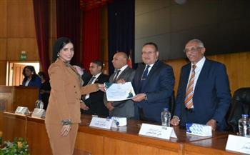 رئيس جامعة الإسكندرية يكرم متطوعي مؤسسة حياة كريمة من طلاب الجامعة
