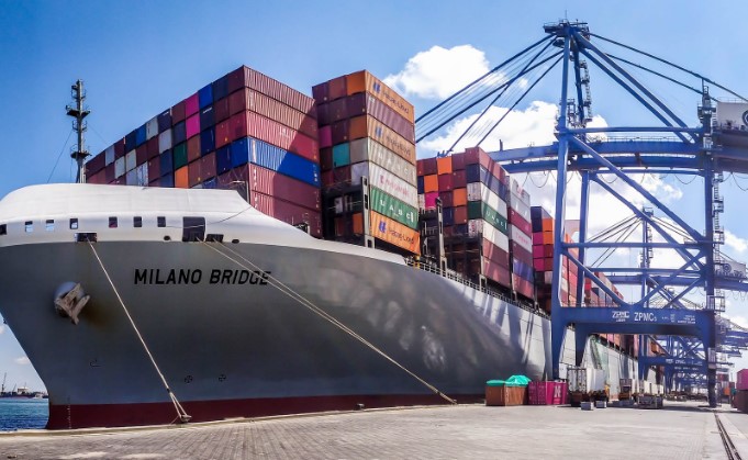 تداول 36 سفينة حاويات وبضائع عامة في ميناء دمياط