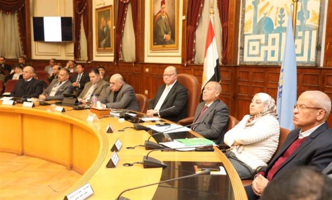 محافظ القاهرة يوجه بتقديم كافة التيسيرات للمتقدمين للحصول على تراخيص المحلات